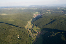 Vue aérienne de Vallée de Weißenbach à le quartier Bachzimmern in Immendingen dans le département Bade-Wurtemberg, Allemagne