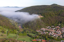 Château de Landeck dans le brouillard du matin à Klingenmünster dans le département Rhénanie-Palatinat, Allemagne d'en haut