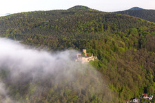 Château de Landeck dans le brouillard du matin à Klingenmünster dans le département Rhénanie-Palatinat, Allemagne hors des airs