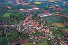 Vue aérienne de Vue d'ensemble du village depuis l'est à Kapsweyer dans le département Rhénanie-Palatinat, Allemagne