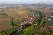 Quartier Heuchelheim in Heuchelheim-Klingen dans le département Rhénanie-Palatinat, Allemagne vue d'en haut