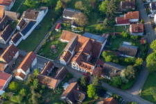 Vue oblique de Domaine viticole et bar à vin Vogler à le quartier Heuchelheim in Heuchelheim-Klingen dans le département Rhénanie-Palatinat, Allemagne