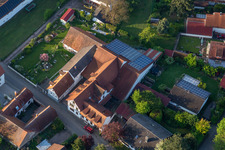Domaine viticole et bar à vin Vogler à le quartier Heuchelheim in Heuchelheim-Klingen dans le département Rhénanie-Palatinat, Allemagne hors des airs