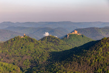 Vue aérienne de Châteaux de Trifels, Scharfeneck et Anebos au-dessus de la forêt du Palatinat à Annweiler am Trifels dans le département Rhénanie-Palatinat, Allemagne