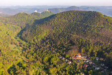 Vue aérienne de Maison de vacances Slevogtstraße sous le Hohenberg, devant les 3 châteaux d'Annweiler à Leinsweiler dans le département Rhénanie-Palatinat, Allemagne