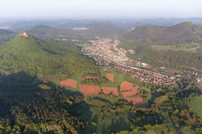 Annweiler am Trifels dans le département Rhénanie-Palatinat, Allemagne vue d'en haut