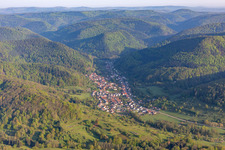 Vue aérienne de Eußerthal dans le département Rhénanie-Palatinat, Allemagne