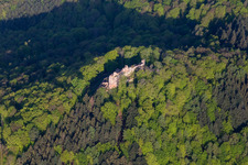 Vue aérienne de Ruines et vestiges du mur de l'ancien château de Meistersel à Ramberg dans le département Rhénanie-Palatinat, Allemagne