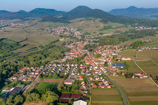 Vue aérienne de Siebeldingen dans le département Rhénanie-Palatinat, Allemagne