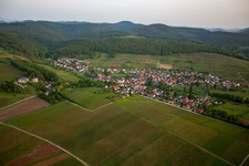 Quartier Pleisweiler in Pleisweiler-Oberhofen dans le département Rhénanie-Palatinat, Allemagne d'en haut