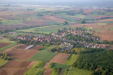 Vue d'oiseau de Kutzenhausen dans le département Bas Rhin, France