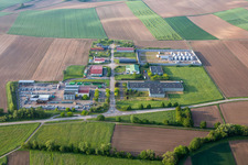 Vue aérienne de Zone industrielle et implantation d'entreprise de Kiesweg avec Profil Alsace, la Brasserie du Garçon Pointu et le distributeur de carrelage Terimport Carrelage à Niederlauterbach dans le département Bas Rhin, France