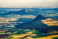 Vue aérienne de Vue du Hegau depuis le nord-est à le quartier Watterdingen in Tengen dans le département Bade-Wurtemberg, Allemagne