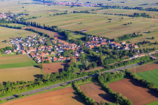 Vue aérienne de Vue de la ville depuis le sud-est, au-delà de l'autoroute A65. à Knöringen dans le département Rhénanie-Palatinat, Allemagne