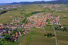 Vue oblique de Vue de la ville depuis l'est à Kirrweiler dans le département Rhénanie-Palatinat, Allemagne