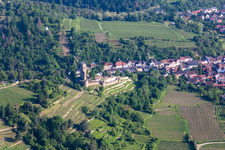 Vue aérienne de Wachtenburg à Wachenheim an der Weinstraße dans le département Rhénanie-Palatinat, Allemagne