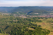 Vue aérienne de Haardtrand sur la grotte du Corbeau à le quartier Seebach in Bad Dürkheim dans le département Rhénanie-Palatinat, Allemagne