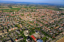 Vue aérienne de Vue de la ville depuis l'est à Mutterstadt dans le département Rhénanie-Palatinat, Allemagne