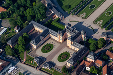 Vue aérienne de Vue du palais Schwetzingen et du jardin baroque français. Le palais servait de résidence d'été aux électeurs du Palatinat et fut construit sous sa forme actuelle à partir de 1697. à Schwetzingen dans le département Bade-Wurtemberg, Allemagne