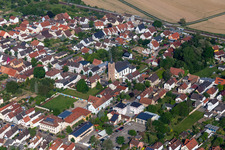 Photographie aérienne de Église catholique de Saint-Sigismond à le quartier Heiligenstein in Römerberg dans le département Rhénanie-Palatinat, Allemagne