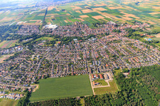 Vue aérienne de Vue d'ensemble de la ville depuis le nord à Bellheim dans le département Rhénanie-Palatinat, Allemagne