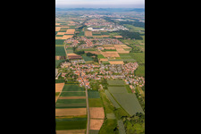 Vue aérienne de Vue de la ville de Knittelheim, Ottersheim près de Landau et Offenbach an der Queich à Knittelsheim dans le département Rhénanie-Palatinat, Allemagne