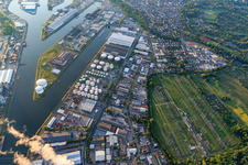 Vue aérienne de Port du Rhin avec Oiltanking Deutschland GmbH & Co. KG à le quartier Mühlburg in Karlsruhe dans le département Bade-Wurtemberg, Allemagne