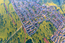 Vue aérienne de Rue Schluttenbacher à le quartier Schöllbronn in Ettlingen dans le département Bade-Wurtemberg, Allemagne