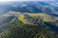 Vue aérienne de Des zones forestières et des bois entourent la zone d'implantation du village en Neusatz à le quartier Neusatz in Bad Herrenalb dans le département Bade-Wurtemberg, Allemagne