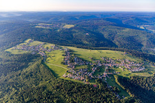 Vue aérienne de Des zones forestières et des bois entourent la zone d'implantation du village en Rotensol à le quartier Rotensol in Bad Herrenalb dans le département Bade-Wurtemberg, Allemagne