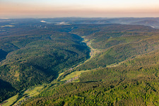 Vue aérienne de Paysage forestier et montagneux de la Forêt-Noire avec la vallée de l'Enz à Bad Wildbad à le quartier Hochwiese in Bad Wildbad dans le département Bade-Wurtemberg, Allemagne