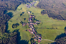 Vue aérienne de Centre-ville de rues et de maisons et de zones résidentielles entourées de forêts et de bois en Aichelberg à le quartier Aichelberg in Bad Wildbad dans le département Bade-Wurtemberg, Allemagne