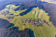 Vue aérienne de Centre-ville de rues et de maisons et de zones résidentielles entourées de forêts et de bois en Aichelberg à le quartier Aichelberg in Bad Wildbad dans le département Bade-Wurtemberg, Allemagne