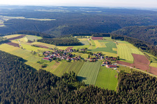 Vue aérienne de La Forêt-Noire et les zones forestières entourent la zone de peuplement du village en Hochdorf à le quartier Hochdorf in Seewald dans le département Bade-Wurtemberg, Allemagne