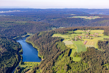 Vue aérienne de Zones côtières du réservoir du barrage de Nagold en Schernbach à le quartier Schernbach in Seewald dans le département Bade-Wurtemberg, Allemagne