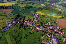 Vue aérienne de Vue du village depuis l'est à le quartier Gundelshausen in Dornhan dans le département Bade-Wurtemberg, Allemagne