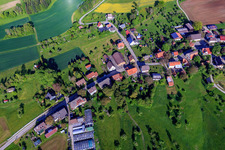 Vue aérienne de Vue du village depuis l'est à le quartier Gundelshausen in Dornhan dans le département Bade-Wurtemberg, Allemagne