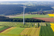 Vue aérienne de Énergie éolienne et système photovoltaïque à Alpirsbach dans le département Bade-Wurtemberg, Allemagne