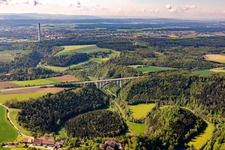 Vue aérienne de Itinéraire et voies le long du pont de l'autoroute A81 sur le Neckar à le quartier Hohenstein in Rottweil dans le département Bade-Wurtemberg, Allemagne
