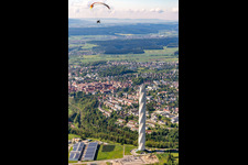 Vue aérienne de Tour d'essai Thyssen-Krupp pour ascenseurs à Rottweil dans le département Bade-Wurtemberg, Allemagne