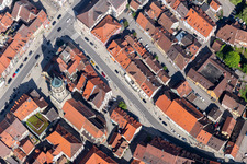 Vue aérienne de Église-chapelle avec tour de chapelle dans la cour de la chapelle dans le vieux centre-ville à Rottweil dans le département Bade-Wurtemberg, Allemagne
