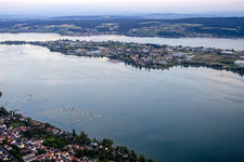 Vue aérienne de Île du lac Reichenau sur l'Untersee/lac de Constance à le quartier Mittelzell in Reichenau dans le département Bade-Wurtemberg, Allemagne