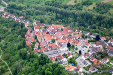 Vue aérienne de Centre du village composé de rues et de maisons et de zones résidentielles entourées de forêts et de bois à Rosenfeld dans le département Bade-Wurtemberg, Allemagne