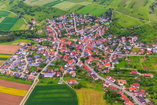 Vue aérienne de Vue d'ensemble du village avec l'église Saint-Sylvestre à le quartier Erlaheim in Geislingen dans le département Bade-Wurtemberg, Allemagne
