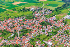 Vue aérienne de Vue du village depuis le sud-ouest avec l'église de Medardus à le quartier Ostdorf in Balingen dans le département Bade-Wurtemberg, Allemagne