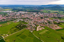 Vue aérienne de Zone urbaine avec périphérie et centre-ville au pied du Jura souabe avec le château de Hohenzollern à le quartier Julienhütte in Bisingen dans le département Bade-Wurtemberg, Allemagne