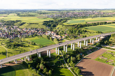 Vue aérienne de A81 Pont de Mühlbachtal à le quartier Renfrizhausen in Sulz am Neckar dans le département Bade-Wurtemberg, Allemagne