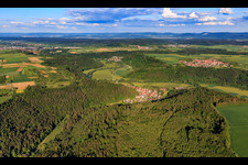 Vue aérienne de Vue de la ville depuis l'ouest dans la vallée du Neckar à le quartier Obernau in Rottenburg am Neckar dans le département Bade-Wurtemberg, Allemagne