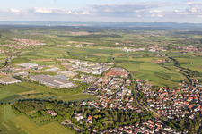 Vue aérienne de Zone industrielle vue de l'ouest à le quartier Gültstein in Herrenberg dans le département Bade-Wurtemberg, Allemagne
