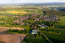 Vue aérienne de Des zones forestières et des bois entourent la zone d'implantation du village en Betra à le quartier Betra in Horb am Neckar dans le département Bade-Wurtemberg, Allemagne